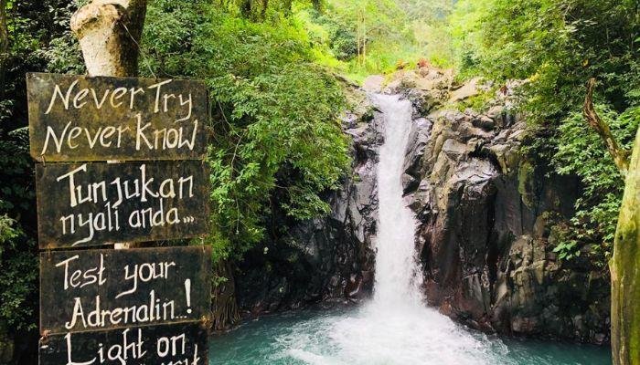 Bagi para petualang yang mencari pengalaman yang lebih menantang, Air Terjun Aling Aling juga menawarkan kegiatan rafting. Anda dapat memacu adrenalin dengan mengarungi sungai yang deras dan menantang di sekitar air terjun. 