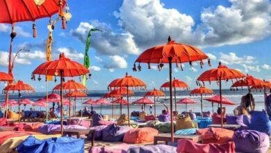 Seminyak saat ini menjadi salah satu kawasan yang sedang naik daun di Bali. Terletak di pesisir utara Legian dan Kuta, Seminyak menawarkan pesona fesyen, kuliner, dan penginapan yang tak kalah menarik. Dengan jarak sekitar 10 km dari Denpasar