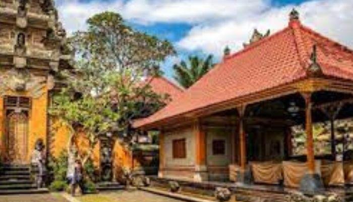 Budaya Bali yang kaya dan unik juga menjadi faktor yang membuat Ubud terkenal dan disukai oleh wisatawan mancanegara. Di Ubud, wisatawan dapat merasakan kehidupan dan tradisi budaya Bali yang autentik. Mereka dapat mengunjungi pura-pura (kuil) yang indah, mengikuti upacara keagamaan, dan berpartisipasi dalam kegiatan budaya tradisional seperti membuat pernak-pernik Bali atau belajar menari.