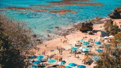 Pantai Padang Padang terletak di antara tebing-tebing karang yang menjulang tinggi. Akses ke pantai ini cukup menantang, dengan harus melewati anak tangga yang curam dan sempit. Namun, setibanya di pantai, semua usaha untuk mencapainya terbayar lunas oleh pemandangan yang menakjubkan.