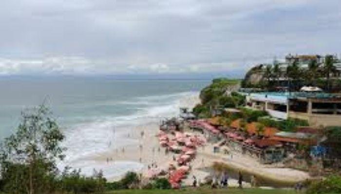 Salah satunya adalah dengan berjemur di pantai sambil menikmati sinar matahari yang hangat. Pasir putih yang lembut membuat pengunjung merasa nyaman dan rileks saat berbaring di pantai ini. Selain itu, Pantai Dreamland juga terkenal dengan ombaknya yang tinggi, menjadikannya tempat yang ideal untuk berselancar.