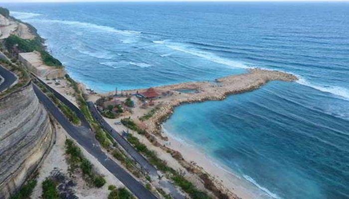 Pantai Melasti Ungasan juga dilengkapi dengan fasilitas yang memadai untuk kenyamanan pengunjung. Terdapat area parkir yang luas untuk kendaraan pribadi maupun kendaraan umum. Selain itu, terdapat juga warung-warung makan dan kios-kios yang menjual makanan dan minuman segar. Anda dapat mencicipi hidangan lokal atau internasional yang lezat sambil menikmati pemandangan pantai.