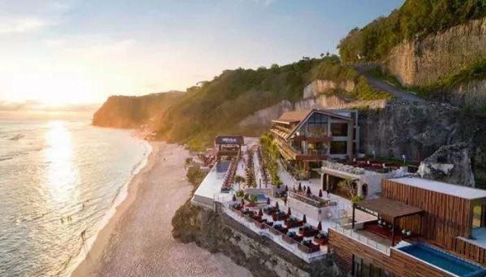 Pantai Melasti Ungasan merupakan destinasi wisata yang wajib dikunjungi bagi mereka yang mencari pengalaman liburan yang menyenangkan dan memesona di Pulau Bali.