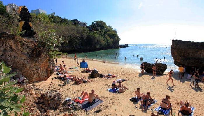 Pantai Padang Padang terkenal karena keindahan alamnya yang menakjubkan. Setibanya di sana, pengunjung akan disambut oleh hamparan pasir putih yang bersih, diapit oleh tebing-tebing karang yang menjulang tinggi di kedua sisinya. Pohon-pohon tropis tumbuh subur di sepanjang pantai, menambah pesona alaminya.