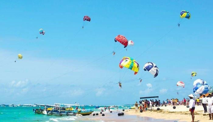 Pantai Tanjung Benoa Bali dikenal sebagai surga bagi para pecinta olahraga air. Dengan pasir putih yang halus dan air laut yang jernih, pantai ini menjadi tempat yang ideal untuk berbagai kegiatan seperti snorkeling, scuba diving, jet ski, banana boat, dan parasailing.