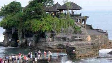 Pura Tanah Lot terletak di atas batu karang besar di tepi laut, memberikan pemandangan spektakuler yang tak terlupakan. Saat matahari terbenam, warna langit dan laut menjadi kombinasi yang menakjubkan, menjadikan momen ini sebagai salah satu yang paling dicari oleh pengunjung. Selain itu, ombak yang menghantam batu karang memberikan nuansa dramatis yang menambah keelokan tempat ini.