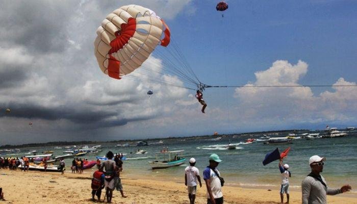 Pantai Tanjung Benoa Bali terkenal dengan keindahan alamnya yang mempesona. Pantai ini memiliki pasir putih yang lembut dan air laut yang jernih. Pemandangan matahari terbenam di Pantai Tanjung Benoa juga sangat memukau dan menjadi momen yang tidak boleh dilewatkan bagi para pengunjung.