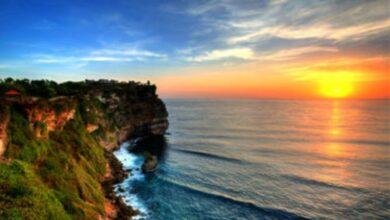 Pura Luhur Uluwatu adalah salah satu pura yang paling terkenal dan populer di Bali. Terletak di ujung selatan pulau ini, pura ini menawarkan pemandangan spektakuler dari tebing-tebing karang yang menjulang tinggi dan Samudra Hindia yang luas. Selain keindahan alamnya, Pura Luhur Uluwatu juga memiliki nilai spiritual yang tinggi sebagai tempat ibadah untuk menyembah Dewa Siwa Rudra.