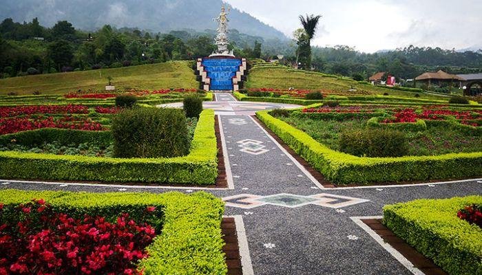 The Blooms Garden Bali adalah destinasi yang menawarkan pemandangan bunga yang spektakuler dan beragam. Taman ini dipenuhi dengan berbagai jenis bunga yang ditata secara artistik, menciptakan lanskap yang memukau mata.