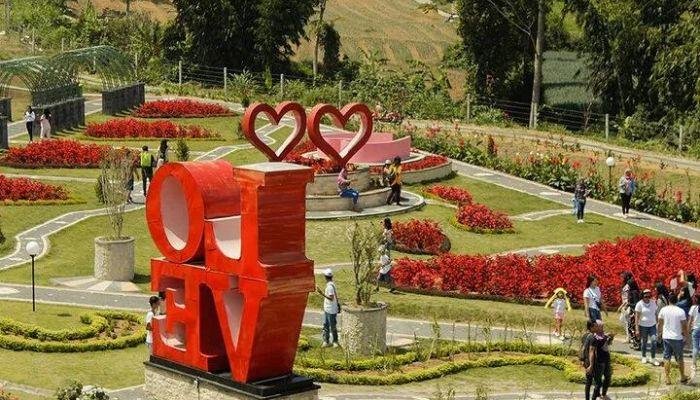 The Blooms Garden Bali terletak di kawasan Bedugul, sebuah daerah yang terkenal dengan udara sejuk dan pemandangan alam yang mempesona.