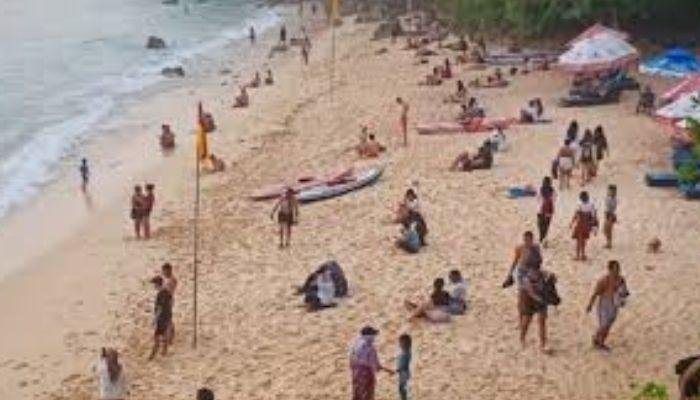 Pantai Gunung Payung di Bali menawarkan berbagai aktivitas yang dapat dinikmati oleh pengunjung dari segala usia. Salah satu kegiatan yang paling populer di pantai ini adalah berenang.