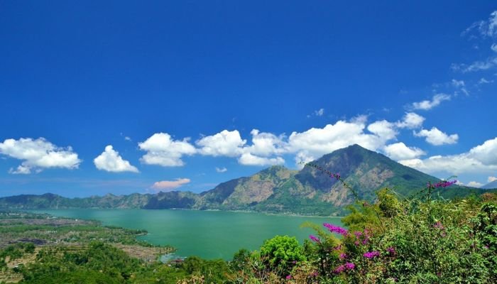 Kintamani, sebuah daerah di Bali yang terletak di dataran tinggi, menawarkan sejumlah objek wisata yang memukau. Salah satu yang paling terkenal adalah Danau Batur