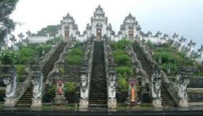 Pura Lempuyang Luhur berlokasi di Kabupaten Karangasem, Bali, dan terletak di ketinggian sekitar 1.175 meter di atas permukaan laut. Pura ini merupakan salah satu pura tertua di Bali. Untuk mencapai pura yang sakral ini,