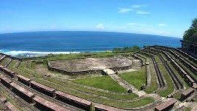 Salah satu daya tarik utama Pantai Gunung Payung adalah open stage-nya yang unik. Di tempat ini, sering diadakan berbagai pertunjukan seni dan budaya yang menampilkan kekayaan budaya Bali.