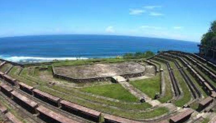 Salah satu daya tarik utama Pantai Gunung Payung adalah open stage-nya yang unik. Di tempat ini, sering diadakan berbagai pertunjukan seni dan budaya yang menampilkan kekayaan budaya Bali.