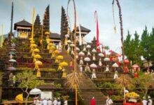 Pura Agung Besakih, yang terletak di lereng Gunung Agung, adalah salah satu situs keagamaan paling penting dan terbesar di Bali. Dikenal sebagai 'Ibu dari Pura di Bali', Pura Agung Besakih memiliki sejarah yang sangat panjang, yang mencerminkan perjalanan spiritual dan budaya masyarakat Bali selama berabad-abad.