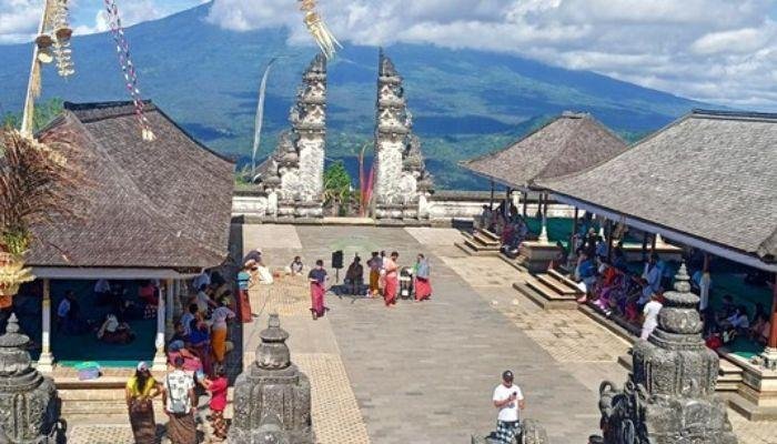 Pura Lempuyang Luhur terdiri dari tujuh pura yang tersebar di sepanjang jalan menuju puncak Gunung Lempuyang. Setiap pura memiliki karakteristik unik dan menawarkan pengalaman spiritual yang berbeda bagi para pengunjung. Berikut adalah beberapa pura utama dalam kompleks Pura Lempuyang Luhur: