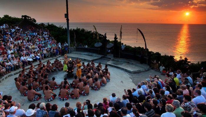 Tari Kecak adalah salah satu tarian tradisional Bali yang tidak hanya menghibur penonton melalui gerakan dinamis dan nyanyian khasnya, tetapi juga penuh dengan makna dan simbolisme mendalam yang mencerminkan kebudayaan dan spiritualitas masyarakat Bali.