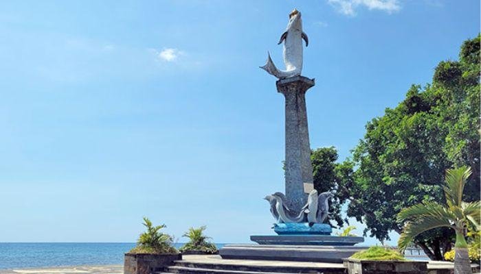 Pantai Lovina terletak di bagian utara Pulau Bali, lebih tepatnya di Desa Kalibukbuk, Kecamatan Buleleng, Kabupaten Buleleng. Pantai ini dikenal dengan suasana yang tenang dan pesona alam yang menawan.