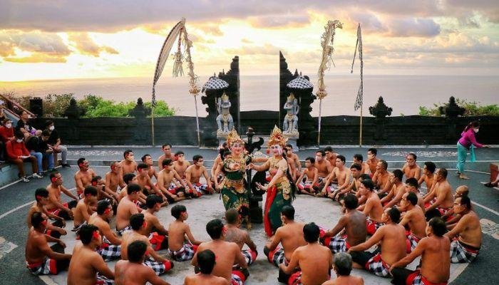 Tari Kecak dikenal karena strukturnya yang khas dan formasi penari yang unik, berbeda dengan tarian tradisional Bali lainnya. Pertunjukan biasanya dimulai dengan para penari, yang sebagian besar adalah pria, berbaris melingkari api.