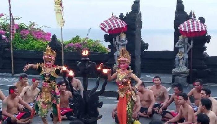 Tari Kecak merupakan salah satu tarian tradisional yang paling spektakuler dari Bali, terkenal karena kompleksitas dan kesulitan gerakannya.