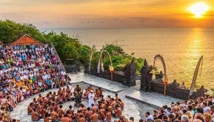 Tari Kecak, salah satu manifestasi budaya spektakuler dari Bali, memiliki sejarah yang kaya dan menarik. Tari ini pertama kali diciptakan pada tahun 1930-an oleh Wayan Limbak, seorang seniman Bali, yang bekerja sama dengan pelukis asal Jerman, Walter Spies. Mereka terinspirasi oleh tradisi ritual dan religius yang sudah ada di Bali, yang dikenal sebagai Sanghyang. Sanghyang adalah tradisi tarian sakral yang dimaksudkan untuk mengusir roh jahat melalui trans