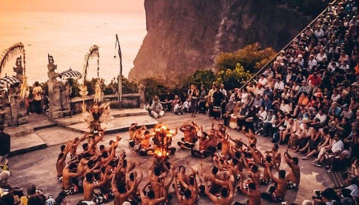 Musik dan iringan dalam Tari Kecak memainkan peran penting yang tidak bisa diabaikan. Tari Kecak, yang sering disebut sebagai "Kecak Dance,"