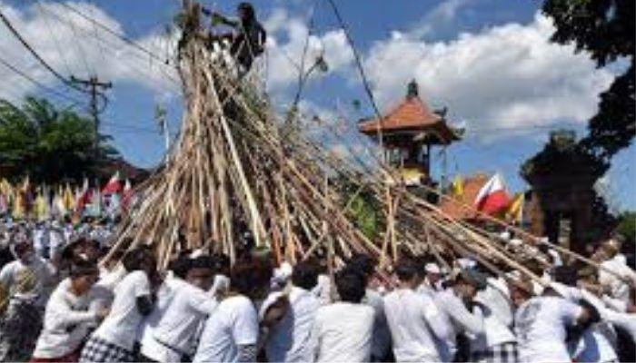 Upacara Mekotek adalah tradisi unik yang berasal dari desa Munggu, Bali. Secara harfiah, Mekotek berarti "menyentuh" atau "memukul" dengan menggunakan tongkat atau tiang, yang biasanya terbuat dari bambu.