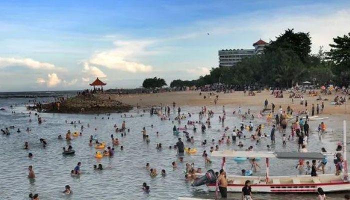 Pantai Sanur, yang terletak di sebelah timur kota Denpasar, Bali, adalah salah satu permata pantai yang paling dicari oleh wisatawan lokal maupun mancanegara.