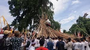 Kesadaran akan sisi spiritual inilah yang menjadikan tolak bala sebagai bagian tak terpisahkan dari upacara Mekotek, sehingga kebutuhan untuk melaksanakan ritual ini semakin terlihat jelas dalam kehidupan masyarakat Bali.