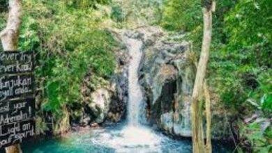 Air Terjun Kroya Ambengan adalah salah satu keajaiban alam yang terletak di Buleleng, Bali Utara. Posisi geografisnya yang strategis, dikelilingi oleh hutan tropis yang rimbun dan udara sejuk, menjadikan lokasi ini sangat menarik bagi para wisatawan.