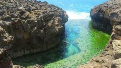 Angels Billabong merupakan salah satu destinasi wisata yang menawarkan keindahan alam yang memukau di ujung laut. Terletak di pulau Nusa Penida, Bali, tempat ini menampilkan kombinasi spektakuler antara tebing curam dan kolam air yang jernih.