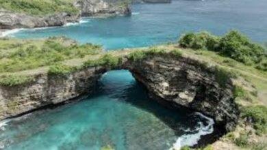 Broken Beach, yang juga dikenal dengan nama Pasih Uug, merupakan salah satu tempat wisata paling menarik di Nusa Penida, Bali.