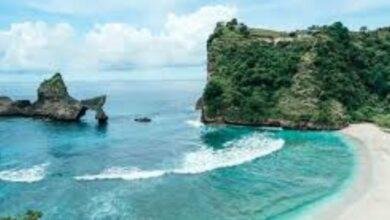 Crystal Bay Beach terletak di pulau Nusa Penida, Bali, yang dikenal sebagai salah satu destinasi wisata terindah di Indonesia. Pantai ini berada di sebelah barat daya pulau dan dapat diakses dengan mudah dari pelabuhan Sanur melalui perjalanan boat yang memakan waktu sekitar 30 hingga 45 menit.