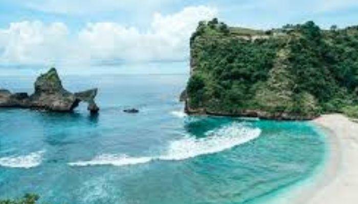 Crystal Bay Beach terletak di pulau Nusa Penida, Bali, yang dikenal sebagai salah satu destinasi wisata terindah di Indonesia. Pantai ini berada di sebelah barat daya pulau dan dapat diakses dengan mudah dari pelabuhan Sanur melalui perjalanan boat yang memakan waktu sekitar 30 hingga 45 menit.