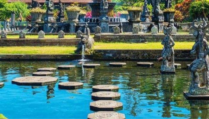 Kolam di Taman Istana Air Tirta Gangga berfungsi sebagai elemen pusat yang menambah keindahan sekaligus menjadi bagian integral dari ekosistem taman. Desain kolam ini sangat artistik, menggabungkan bentuk dan fungsi dengan cara yang harmonis.