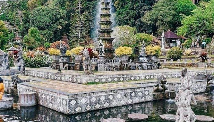 Ornamen batu di Taman Istana Air Tirta Gangga merupakan elemen penting yang tidak hanya menambah keindahan visual, tetapi juga memiliki nilai artistik yang tinggi. Proses pembuatan ornamen ini melibatkan teknik tradisional yang telah dilakukan oleh para pengrajin lokal selama bertahun-tahun.