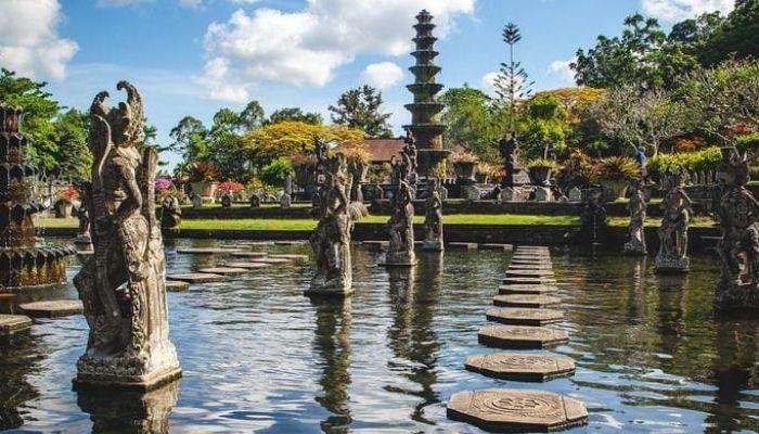 Taman Istana Air Tirta Gangga dikenal karena keindahan lanskapnya yang memukau, yang dipenuhi patung-patung ikonik mencerminkan kebudayaan dan sejarah setempat. Setiap patung memiliki makna dan simbolisme yang mendalam, menjadikannya elemen penting dalam melengkapi keindahan visual taman.