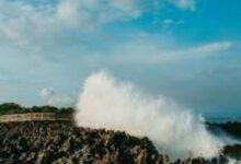 Water Blow Nusa Dua merupakan salah satu destinasi wisata yang tersembunyi di Bali Selatan yang menawarkan keindahan alam yang menakjubkan. Terletak di kawasan resort yang terkenal, lokasi ini menyajikan pemandangan laut yang spektakuler dan fenomena alam yang menarik ketika ombak besar menghantam tebing.